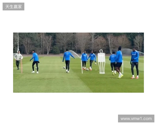 跟队：埃斯特旺参加了切尔西的公开训练，里斯、约恩森缺席